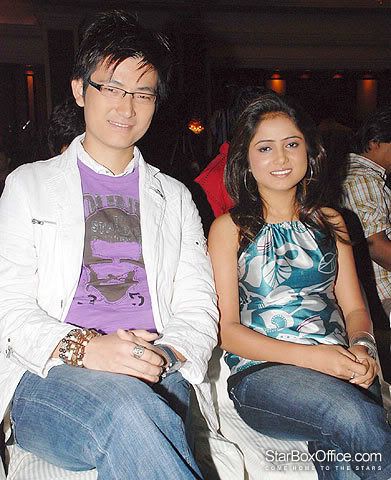 The Host Of Indian Idol 2008 - 2009 Meiyang Chang And Deepali Kishore pic