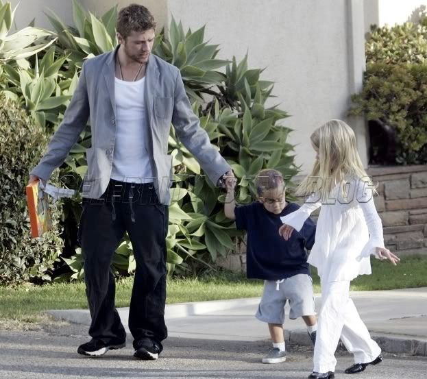 Ryan Phillippe with his kids picture