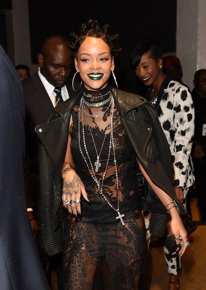  photo RihannaBackstageiHeartRadioMusicAwardsf467cYuLo_Sl_zpsc372be07.jpg