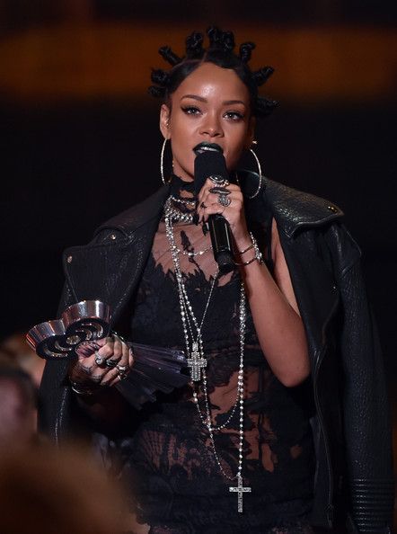  photo RihannaiHeartRadioMusicAwardsShowd6m1wRWIYnhl_zpse65cafdb.jpg