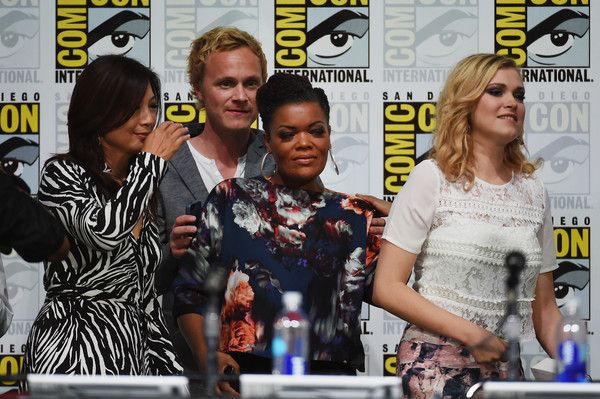  photo ComicConInternational2015TVGuideMagazine2rBXAd7XWoAl_zpsylid24ht.jpg