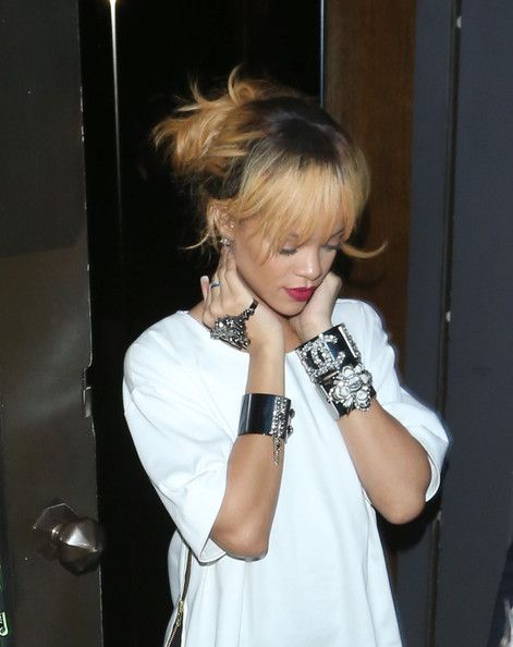  photo RihannaseenCuckooClubcarryingblackumbrellaCsesvVsNHOMl_zps1c6c15c7.jpg