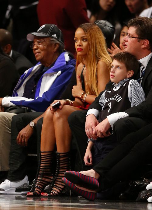  photo RihannaChicagoBullsvBrooklynNetsGameCUsUrZeiFqlx_zps46942b6a.jpg