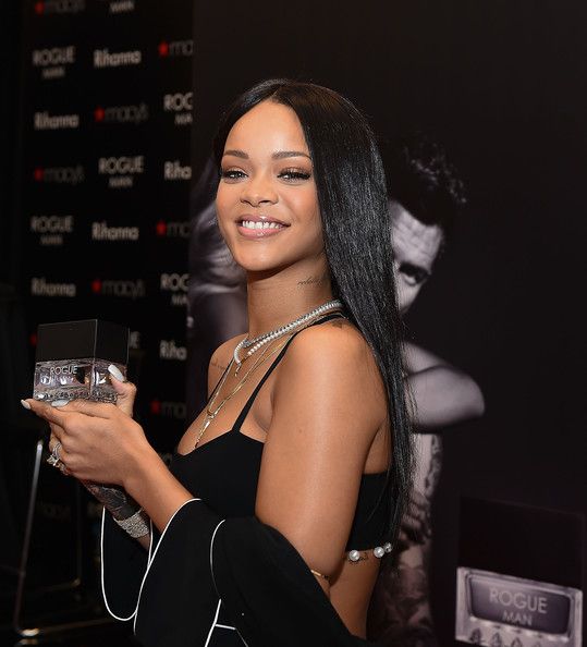  photo RihannaRihannaMeetsFansROGUEMANFragrance4cw76oVjmaGl_zpsf5cb7b6d.jpg