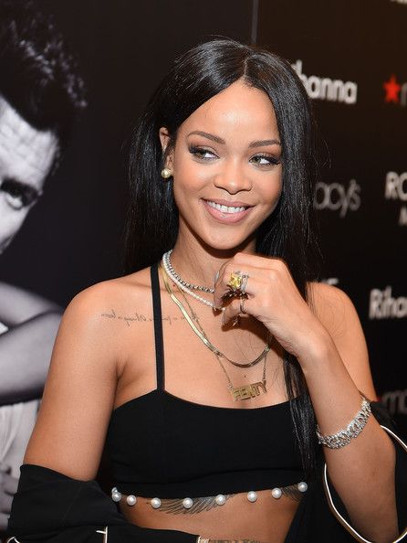  photo RihannaRihannaMeetsFansROGUEMANFragranceIHh0z-hTMfEl_zpsa86bfc4a.jpg