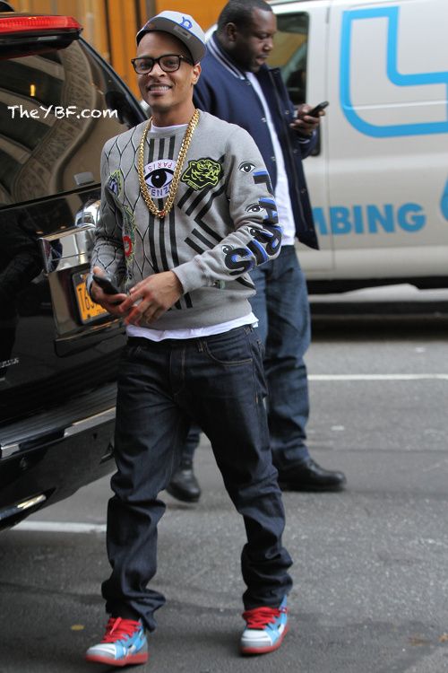 candids: chris brown tags the miami streets with