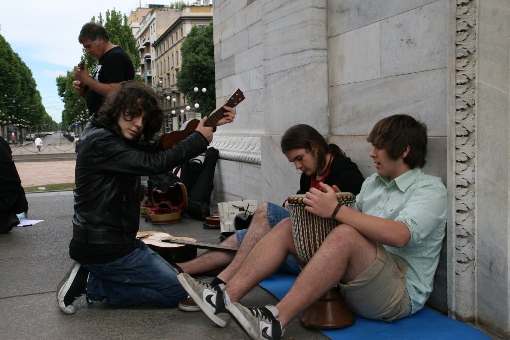 http://i368.photobucket.com/albums/oo128/ilmadness1980/ukulelata%20milanese/IMG_9594.jpg