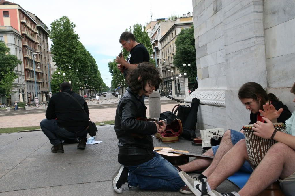 http://i368.photobucket.com/albums/oo128/ilmadness1980/ukulelata%20milanese/IMG_9595.jpg