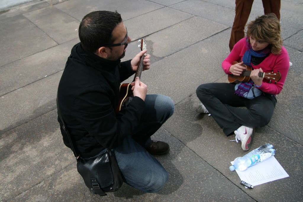 http://i368.photobucket.com/albums/oo128/ilmadness1980/ukulelata%20milanese/IMG_9598.jpg