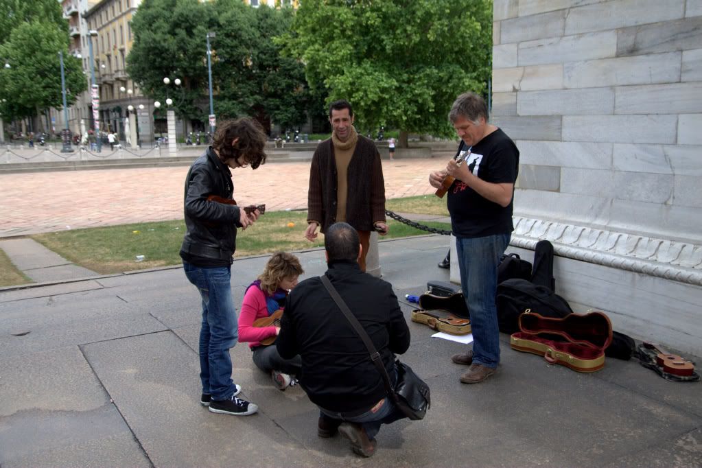 http://i368.photobucket.com/albums/oo128/ilmadness1980/ukulelata%20milanese/IMG_9600.jpg