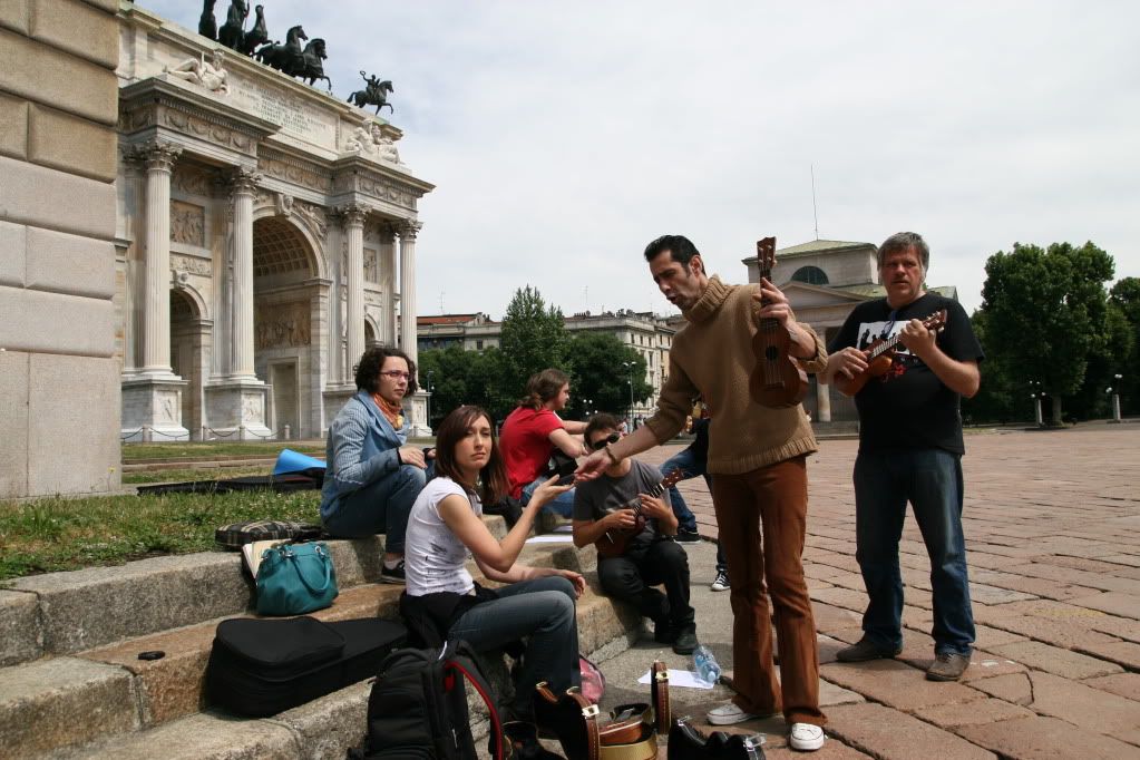 http://i368.photobucket.com/albums/oo128/ilmadness1980/ukulelata%20milanese/IMG_9602.jpg
