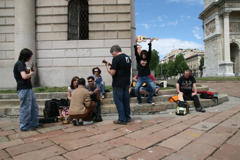 http://i368.photobucket.com/albums/oo128/ilmadness1980/ukulelata%20milanese/IMG_9618.jpg
