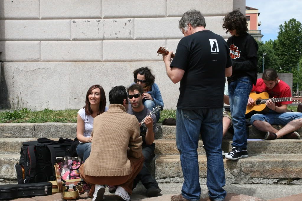 http://i368.photobucket.com/albums/oo128/ilmadness1980/ukulelata%20milanese/IMG_9621.jpg