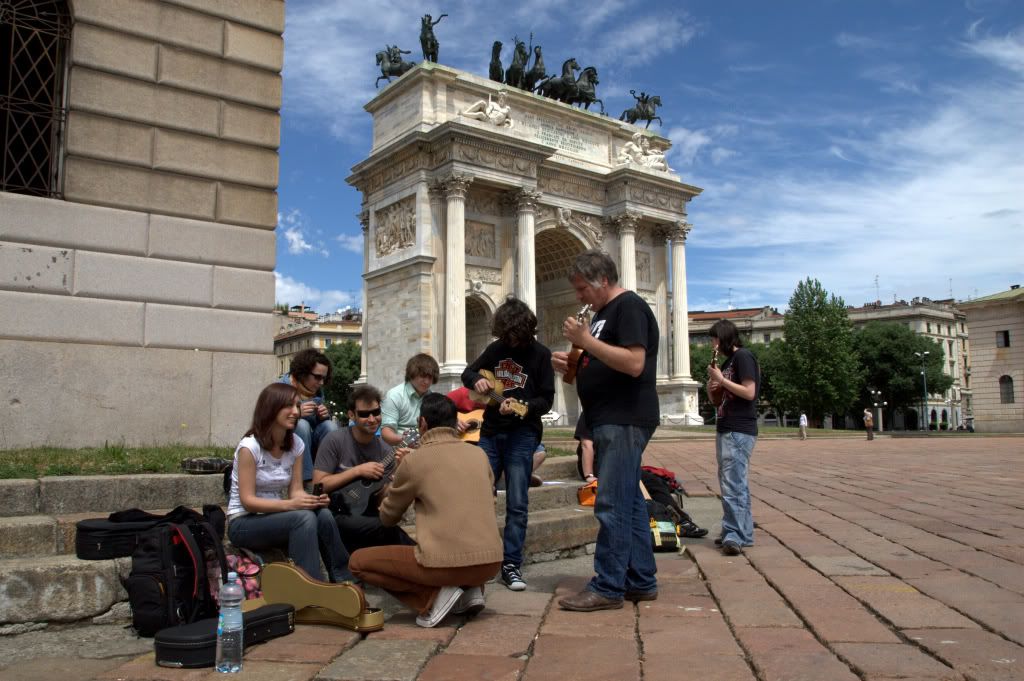 http://i368.photobucket.com/albums/oo128/ilmadness1980/ukulelata%20milanese/IMG_9623.jpg