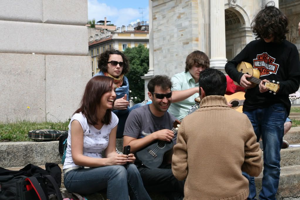 http://i368.photobucket.com/albums/oo128/ilmadness1980/ukulelata%20milanese/IMG_9624.jpg