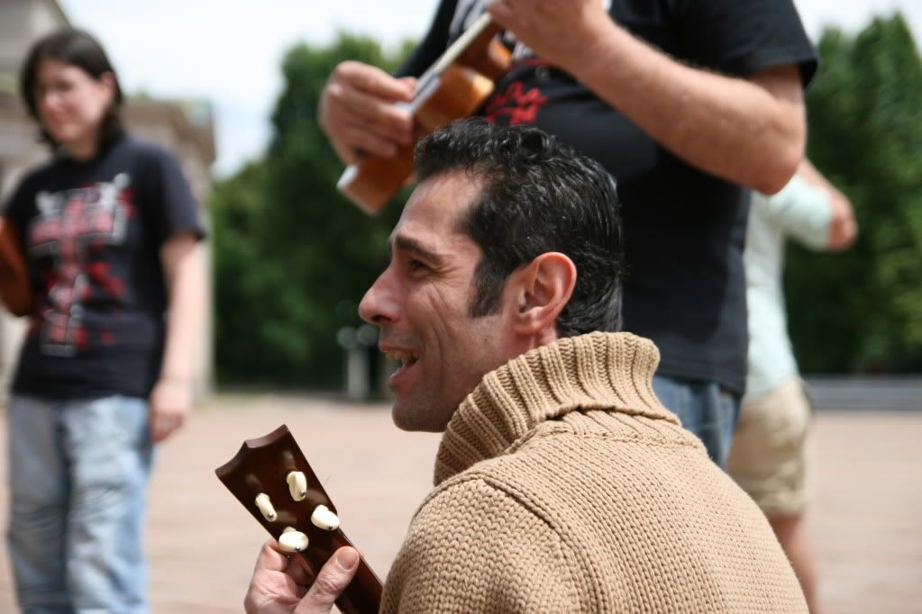 http://i368.photobucket.com/albums/oo128/ilmadness1980/ukulelata%20milanese/IMG_9625.jpg